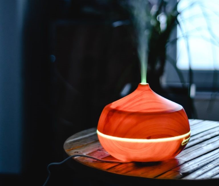 Purify the air in the house with an essential oil